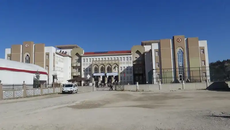 Ortaokulda Öğretmenden Öğrenciye Şiddet İddiası: Skandalın Ardındaki Gerçekler