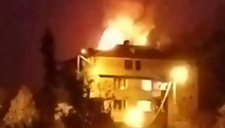 Saman Yüklü Çatıda Çıkan Yangın: Mahalle Halkı Panik İçinde Sokaklara Döküldü