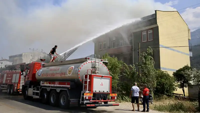 Çatı Katında Patlayan Yangın, Mahalleyi Korku İçine Sürükledi