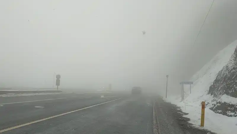 Bolu Dağı'nda Kar ve Sis Ulaşımını Zora Soktu: Sürücüler Dikkat!