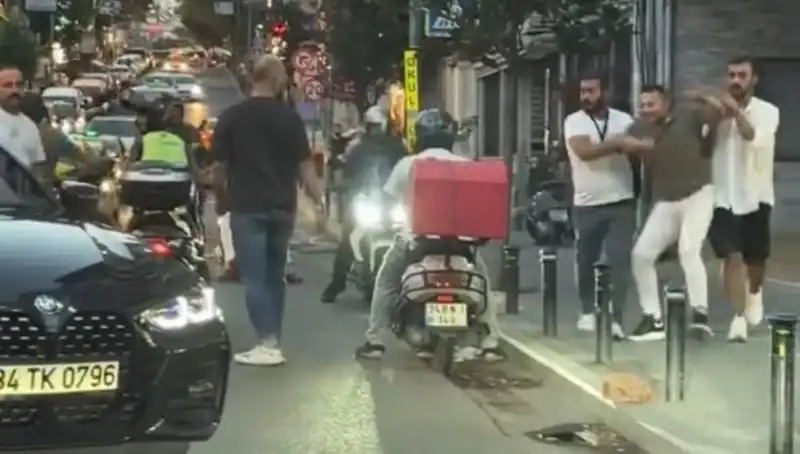 Nişantaşı'nda Yol Verme Kavgası: Sopalı Duygu Patırtısı
