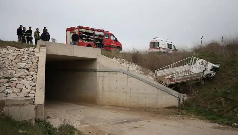 Kamyonet Alt Geçide Düşerek Korkunç Bir Kazaya Neden Oldu