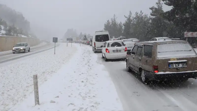 Karın Etkisiyle Denizli-Antalya Kara Yolunda Trafik Felç Oldu