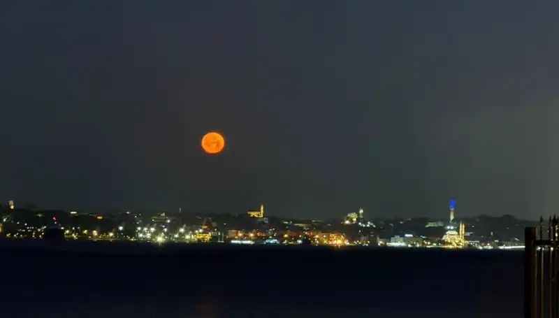 İstanbul'da Çilek Dolunayı Görüntüleri Hayran Bıraktı