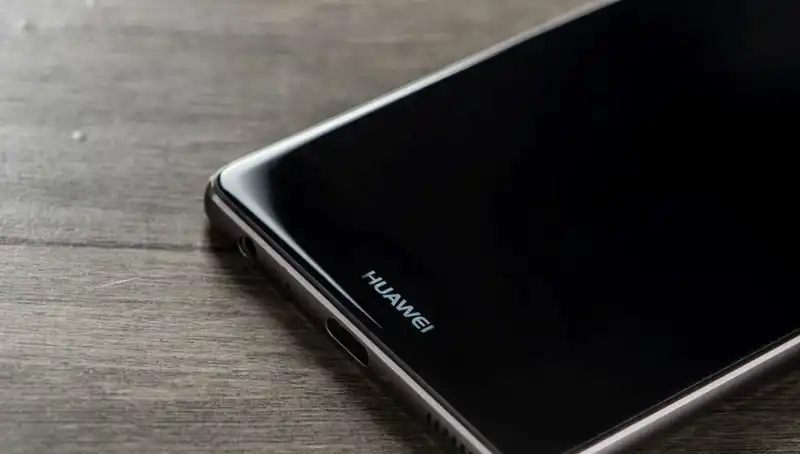 Huawei, Devrim Yaratan Yeni Katlanabilir Telefonunu Tanıttı!