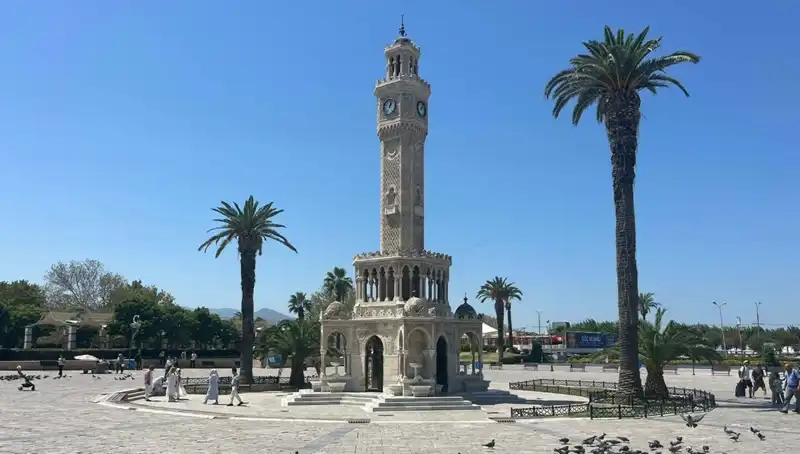 İzmir’de Sıcak Hava Dalgası: Meydanlar Boş, Sıcaklıklar Rekor Kırıyor!