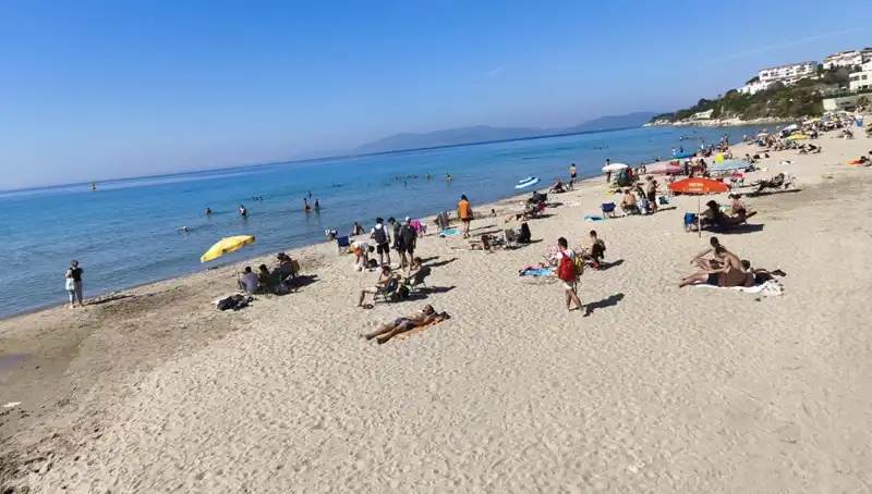 Yaz Güneşi Plajları Doldururken Şehirdeki Yoğunluğu Artırdı