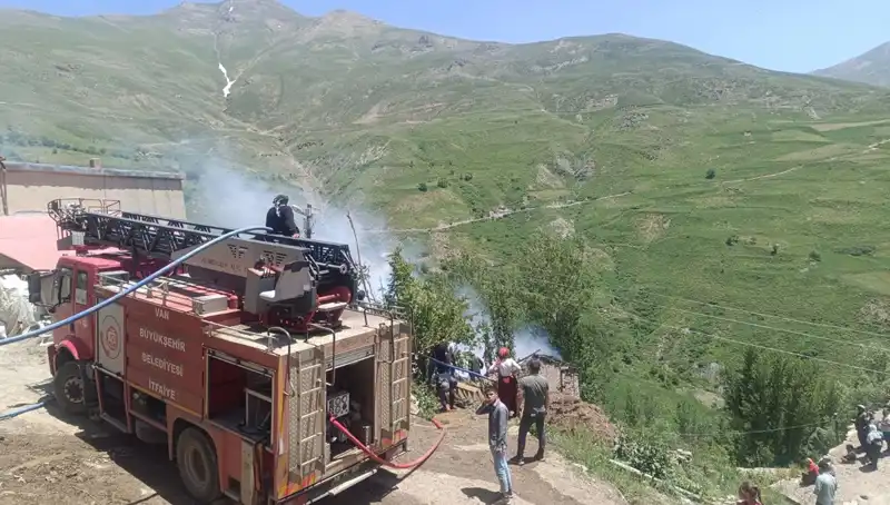 Van'da Talihsiz Olay: Ev Yangınında Bir Çocuk Hayatını Kaybetti