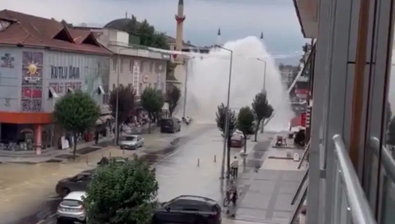 Şehir Merkezinde İçme Suyu Hattı Patladı: Havadar Anlar ve Flaş Gelişmeler