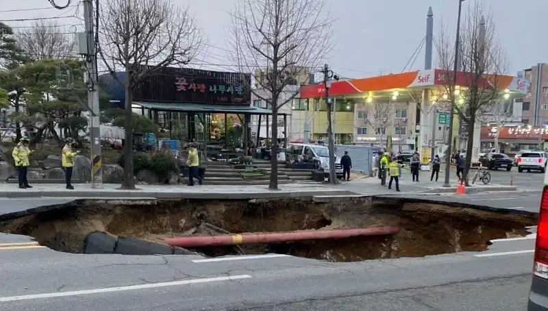 Güney Kore'de Şok Eden Olay: Dev Çukur Motosikleti Yuttu