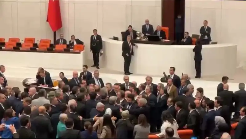 Mecliste Gerilim Yükseldi: Emekli İkramiyesi Tartışması Kavga Çıkardı