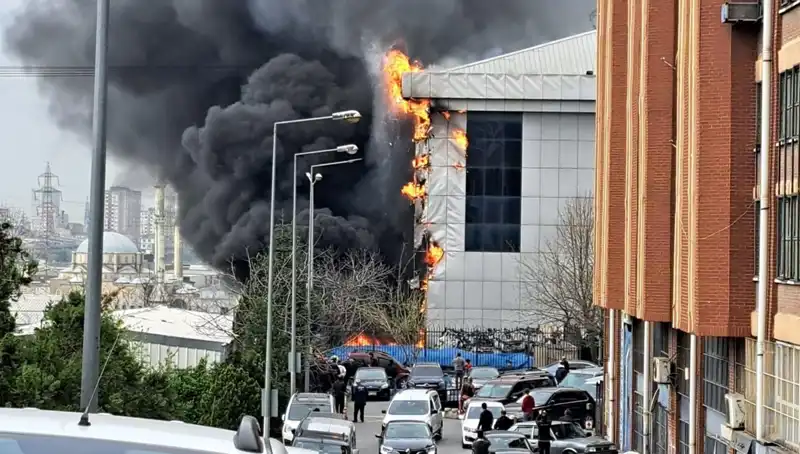 Başakşehir'de Sanayi Sitesinde Korkutan Yangın: Yüzlerce İş Yeri Tehlikede